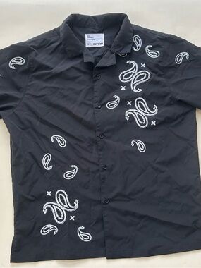 EPTM Black Short-Sleeve Button-Down Shirt with White Paisley Embroidery size M